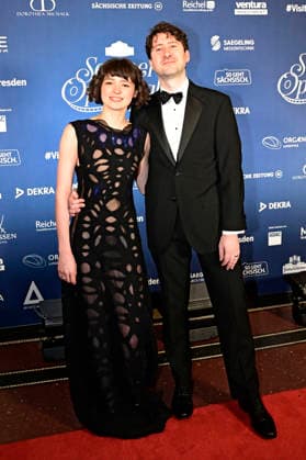 Anastasia Kobekina mit Begleitung beim 18. SemperOpernball 2026 in der Semper Oper. Dresden, 06.02.2026