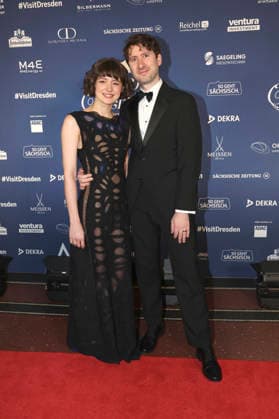 Anastasia Kobekina mit Begleitung beim 18. SemperOpernball 2026 in der Semper Oper. Dresden, 06.02.2026