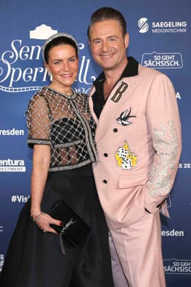 Sasha mit Ehefrau Julia Röntgen beim 18. SemperOpernball 2026 in der Semper Oper. Dresden, 06.02.2026