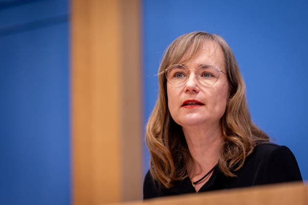 Eva von Angern, Fraktionsvorsitzende im Landtag von Sachsen-Anhalt für DIE LINKE, aufgenommen im Rahmen einer Bundespressekonferenz in Berlin, 06.02.2026. Berlin Deutschland *** Eva von Angern, parliamentary group leader in the state parliament of Saxony-Anhalt for DIE LINKE, recorded at a federal press conference in Berlin, 06 02 2026 Berlin Germany Copyright: xNeelexJanssenx