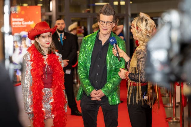 Im Bild: Matthias Walz (Alleinunterhalter Walter), in der Mitte, wird interviewt Veitshoechheim, Mainfrankensaele, 06.02.2026, Fastnacht in Franken 2026 Copyright: HMBxMedia xJulienxBecker