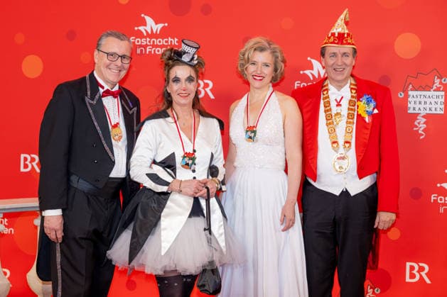Im Bild: v.li. 1. Buergermeister Veitshoechheim Juergen Goetz, Anja Miller (Studioleiterin), Julia Goetz und Der Praesident des Fastnachtsverband Franken, Marco Anderlik Veitshoechheim, Mainfrankensaele, 06.02.2026, Fastnacht in Franken 2026 Copyright: HMBxMedia xJulienxBecker