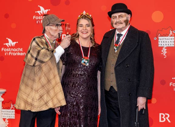 Im Bild: v.li. Artur Steinmann (Fraenkischen Weinbauverband), die fraenkische Weinkoenigin Antonia Kraiss und Herrmann Schmitt (Fraenkischen Weinbauverband) Veitshoechheim, Mainfrankensaele, 06.02.2026, Fastnacht in Franken 2026 Copyright: HMBxMedia xJulienxBecker