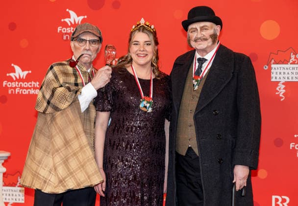Im Bild: v.li. Artur Steinmann (Fraenkischen Weinbauverband), die fraenkische Weinkoenigin Antonia Kraiss und Herrmann Schmitt (Fraenkischen Weinbauverband) Veitshoechheim, Mainfrankensaele, 06.02.2026, Fastnacht in Franken 2026 Copyright: HMBxMedia xJulienxBecker