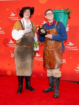 Im Bild: v.li. der Zweite Buergermeister von Bamberg, Jonas Gluesenkamp und Oberbuergermeister von Wuerzburg Martin Heilig Veitshoechheim, Mainfrankensaele, 06.02.2026, Fastnacht in Franken 2026 Copyright: HMBxMedia xJulienxBecker