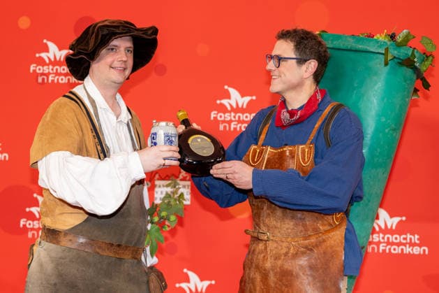 Im Bild: v.li. der Zweite Buergermeister von Bamberg, Jonas Gluesenkamp und Oberbuergermeister von Wuerzburg Martin Heilig Veitshoechheim, Mainfrankensaele, 06.02.2026, Fastnacht in Franken 2026 Copyright: HMBxMedia xJulienxBecker