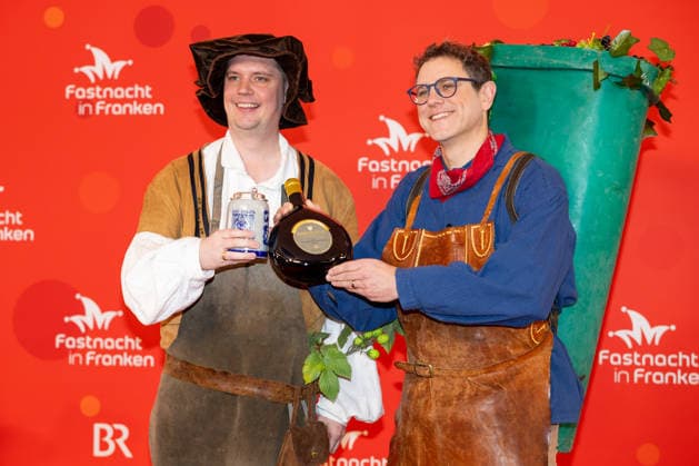 Im Bild: v.li. der Zweite Buergermeister von Bamberg, Jonas Gluesenkamp und Oberbuergermeister von Wuerzburg Martin Heilig Veitshoechheim, Mainfrankensaele, 06.02.2026, Fastnacht in Franken 2026 Copyright: HMBxMedia xJulienxBecker