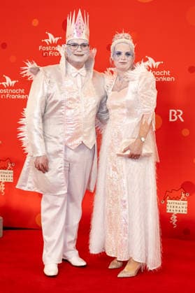 Im Bild: v.li. Der Fraktionsvorsitzende der Landtags-SPD, Holger Grießhammer mit Nicole Grießhammer als Eiskoenige Veitshoechheim, Mainfrankensaele, 06.02.2026, Fastnacht in Franken 2026 Copyright: HMBxMedia xJulienxBecker