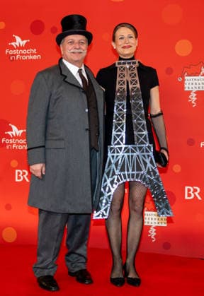 Im Bild: v.li. Der bayerische Bauminister Christian Bernreiter (CSU) als Gustave Eiffel und seine Frau Ann-Kathrin Jandt-Bernreiter als Eiffelturm Veitshoechheim, Mainfrankensaele, 06.02.2026, Fastnacht in Franken 2026 Copyright: HMBxMedia xJulienxBecker