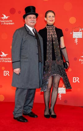 Im Bild: v.li. Der bayerische Bauminister Christian Bernreiter (CSU) als Gustave Eiffel und seine Frau Ann-Kathrin Jandt-Bernreiter als Eiffelturm Veitshoechheim, Mainfrankensaele, 06.02.2026, Fastnacht in Franken 2026 Copyright: HMBxMedia xJulienxBecker