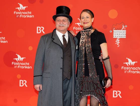 Im Bild: v.li. Der bayerische Bauminister Christian Bernreiter (CSU) als Gustave Eiffel und seine Frau Ann-Kathrin Jandt-Bernreiter als Eiffelturm Veitshoechheim, Mainfrankensaele, 06.02.2026, Fastnacht in Franken 2026 Copyright: HMBxMedia xJulienxBecker