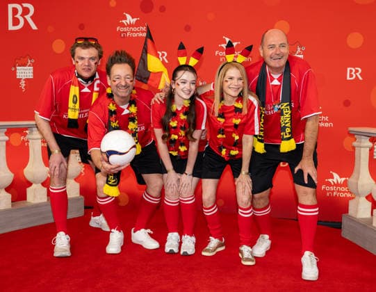 Im Bild: Die Crew von Dahoam is Dahoam als Fußballmannschaft Veitshoechheim, Mainfrankensaele, 06.02.2026, Fastnacht in Franken 2026 Copyright: HMBxMedia xJulienxBecker