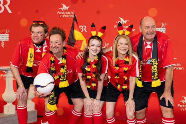 Im Bild: Die Crew von Dahoam is Dahoam als Fußballmannschaft Veitshoechheim, Mainfrankensaele, 06.02.2026, Fastnacht in Franken 2026 Copyright: HMBxMedia xJulienxBecker