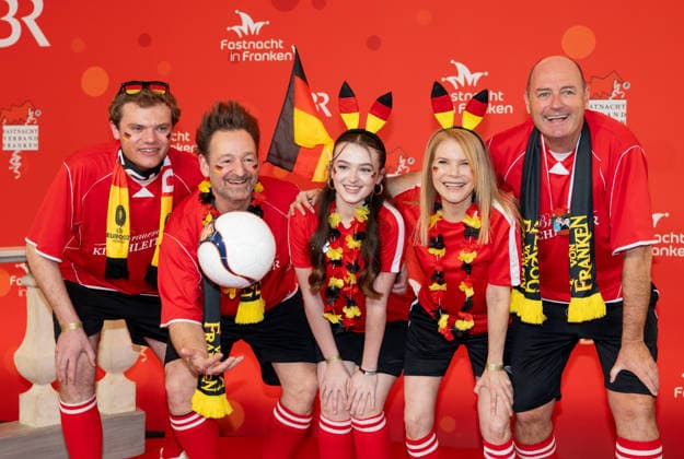 Im Bild: Die Crew von Dahoam is Dahoam als Fußballmannschaft Veitshoechheim, Mainfrankensaele, 06.02.2026, Fastnacht in Franken 2026 Copyright: HMBxMedia xJulienxBecker