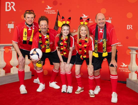 Im Bild: Die Crew von Dahoam is Dahoam als Fußballmannschaft Veitshoechheim, Mainfrankensaele, 06.02.2026, Fastnacht in Franken 2026 Copyright: HMBxMedia xJulienxBecker
