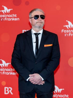 Im Bild: Der Generalsekretaer der Freien Waehler Bayern, Hans Martin Groetsch, als Securitymann Veitshoechheim, Mainfrankensaele, 06.02.2026, Fastnacht in Franken 2026 Copyright: HMBxMedia xJulienxBecker