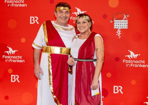 Im Bild: Preistraegerin Frankenwuerfel 2025, Rosi Kraus, rechts im Bild mit ihrem Begleiter Veitshoechheim, Mainfrankensaele, 06.02.2026, Fastnacht in Franken 2026 Copyright: HMBxMedia xJulienxBecker