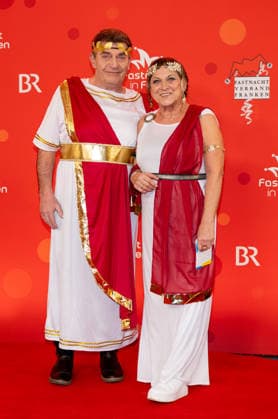 Im Bild: Preistraegerin Frankenwuerfel 2025, Rosi Kraus, rechts im Bild mit ihrem Begleiter Veitshoechheim, Mainfrankensaele, 06.02.2026, Fastnacht in Franken 2026 Copyright: HMBxMedia xJulienxBecker