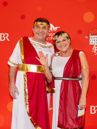 Im Bild: Preistraegerin Frankenwuerfel 2025, Rosi Kraus, rechts im Bild mit ihrem Begleiter Veitshoechheim, Mainfrankensaele, 06.02.2026, Fastnacht in Franken 2026 Copyright: HMBxMedia xJulienxBecker