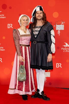 Im Bild: v.li. Frau Anke als Agnes Duerer und Oberbuergermeister von Nuernberg Marcus Koenig (CSU) als Albrecht Duerer Veitshoechheim, Mainfrankensaele, 06.02.2026, Fastnacht in Franken 2026 Copyright: HMBxMedia xJulienxBecker