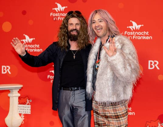 Im Bild: v.li. Der stellvertretende BR-Chefredakteur Christian Daubner als Tom Kaulitz und der BR-Chefredakteur Christian Nitsche als Bill Kaulitz Veitshoechheim, Mainfrankensaele, 06.02.2026, Fastnacht in Franken 2026 Copyright: HMBxMedia xJulienxBecker