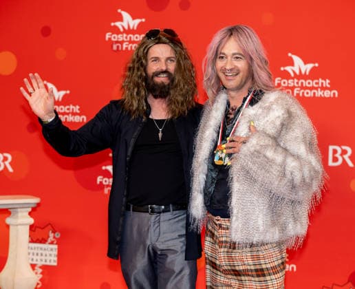 Im Bild: v.li. Der stellvertretende BR-Chefredakteur Christian Daubner als Tom Kaulitz und der BR-Chefredakteur Christian Nitsche als Bill Kaulitz Veitshoechheim, Mainfrankensaele, 06.02.2026, Fastnacht in Franken 2026 Copyright: HMBxMedia xJulienxBecker