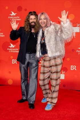Im Bild: v.li. Der stellvertretende BR-Chefredakteur Christian Daubner als Tom Kaulitz und der BR-Chefredakteur Christian Nitsche als Bill Kaulitz Veitshoechheim, Mainfrankensaele, 06.02.2026, Fastnacht in Franken 2026 Copyright: HMBxMedia xJulienxBecker