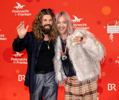 Im Bild: v.li. Der stellvertretende BR-Chefredakteur Christian Daubner als Tom Kaulitz und der BR-Chefredakteur Christian Nitsche als Bill Kaulitz Veitshoechheim, Mainfrankensaele, 06.02.2026, Fastnacht in Franken 2026 Copyright: HMBxMedia xJulienxBecker