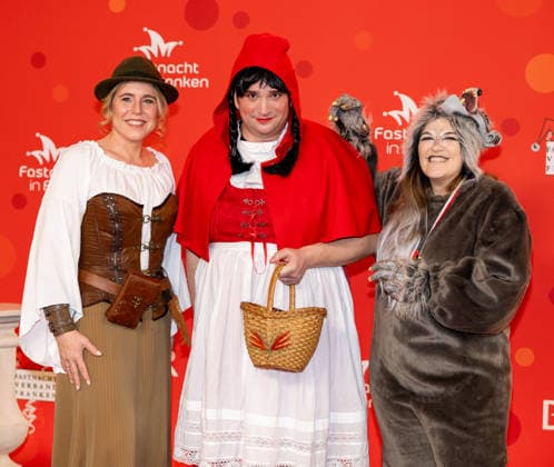 Im Bild: v.li. Die Generalsekretaerin der Bayern-SPD Kathrin Pollack als Jaegerin und der Co-Landesvorsitzende Sebastian Roloff als Rotkaeppchen und die Landesvorsitzende der BayernSPD Ronja Endres als Werwolf Veitshoechheim, Mainfrankensaele, 06.02.2026, Fastnacht in Franken 2026 Copyright: HMBxMedia xJulienxBecker