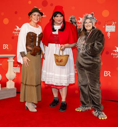 Im Bild: v.li. Die Generalsekretaerin der Bayern-SPD Kathrin Pollack als Jaegerin und der Co-Landesvorsitzende Sebastian Roloff als Rotkaeppchen und die Landesvorsitzende der BayernSPD Ronja Endres als Werwolf Veitshoechheim, Mainfrankensaele, 06.02.2026, Fastnacht in Franken 2026 Copyright: HMBxMedia xJulienxBecker