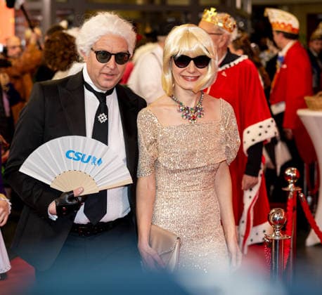 Im Bild: v.li. CSU-Generalsekretaer Martin Huber als Karl Lagerfeld in Begleitung von Katrin Huber als Muse Veitshoechheim, Mainfrankensaele, 06.02.2026, Fastnacht in Franken 2026 Copyright: HMBxMedia xJulienxBecker