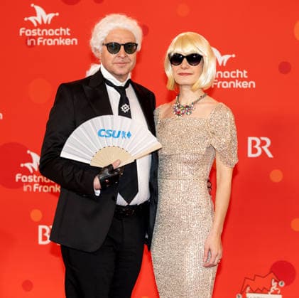 Im Bild: v.li. CSU-Generalsekretaer Martin Huber als Karl Lagerfeld in Begleitung von Katrin Huber als Muse Veitshoechheim, Mainfrankensaele, 06.02.2026, Fastnacht in Franken 2026 Copyright: HMBxMedia xJulienxBecker