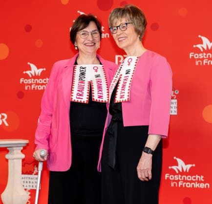 Im Bild: v.li. Die evangelische Regionalbischoefin Gisela Bornowski und Regionalbischoefin Elisabeth Hann von Weyhern mit uebergrossen Beffchen Veitshoechheim, Mainfrankensaele, 06.02.2026, Fastnacht in Franken 2026 Copyright: HMBxMedia xJulienxBecker