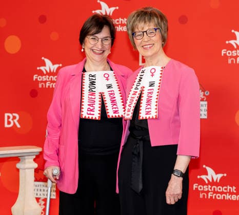 Im Bild: v.li. Die evangelische Regionalbischoefin Gisela Bornowski und Regionalbischoefin Elisabeth Hann von Weyhern mit uebergrossen Beffchen Veitshoechheim, Mainfrankensaele, 06.02.2026, Fastnacht in Franken 2026 Copyright: HMBxMedia xJulienxBecker