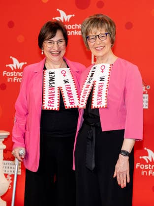 Im Bild: v.li. Die evangelische Regionalbischoefin Gisela Bornowski und Regionalbischoefin Elisabeth Hann von Weyhern mit uebergrossen Beffchen Veitshoechheim, Mainfrankensaele, 06.02.2026, Fastnacht in Franken 2026 Copyright: HMBxMedia xJulienxBecker