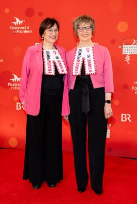 Im Bild: v.li. Die evangelische Regionalbischoefin Gisela Bornowski und Regionalbischoefin Elisabeth Hann von Weyhern mit uebergrossen Beffchen Veitshoechheim, Mainfrankensaele, 06.02.2026, Fastnacht in Franken 2026 Copyright: HMBxMedia xJulienxBecker