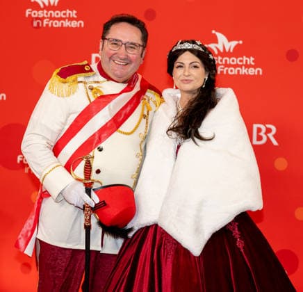 Im Bild: v.li. Staatssekretaer fuer Wirtschaft Landesentwicklung und Energie, Tobias Gotthardt und seine Begleiterin Veitshoechheim, Mainfrankensaele, 06.02.2026, Fastnacht in Franken 2026 Copyright: HMBxMedia xJulienxBecker