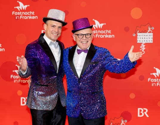 Im Bild: v.li. Johannes Haeglsperger mit Juergen Kirner (BR Brettl-Spitzen) Veitshoechheim, Mainfrankensaele, 06.02.2026, Fastnacht in Franken 2026 Copyright: HMBxMedia xJulienxBecker