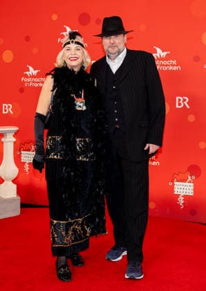 Im Bild: v.li. Regierungspraesidentin von Unterfranken, Susanne Weizendoerfer mit Ehemann Joerg Veitshoechheim, Mainfrankensaele, 06.02.2026, Fastnacht in Franken 2026 Copyright: HMBxMedia xJulienxBecker