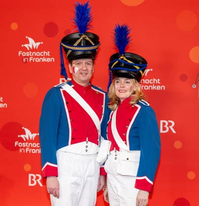 Im Bild: v.li. Der bayerische Staatssekretaer Inneres, Sport und Integration, Sandro Kirchner (CSU) mit Ehefrau Heike Veitshoechheim, Mainfrankensaele, 06.02.2026, Fastnacht in Franken 2026 Copyright: HMBxMedia xJulienxBecker