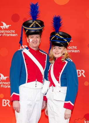 Im Bild: v.li. Der bayerische Staatssekretaer Inneres, Sport und Integration, Sandro Kirchner (CSU) mit Ehefrau Heike Veitshoechheim, Mainfrankensaele, 06.02.2026, Fastnacht in Franken 2026 Copyright: HMBxMedia xJulienxBecker