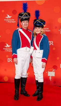 Im Bild: v.li. Der bayerische Staatssekretaer Inneres, Sport und Integration, Sandro Kirchner (CSU) mit Ehefrau Heike Veitshoechheim, Mainfrankensaele, 06.02.2026, Fastnacht in Franken 2026 Copyright: HMBxMedia xJulienxBecker