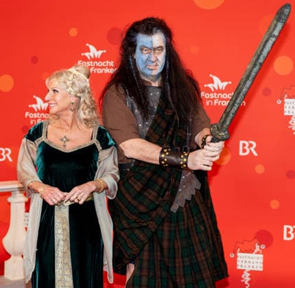 Im Bild: v.li. Frau Karin und Ministerpraesident Markus Soeder (CSU) ist als Braveheart unterwegs. Veitshoechheim, Mainfrankensaele, 06.02.2026, Fastnacht in Franken 2026 Copyright: HMBxMedia xJulienxBecker