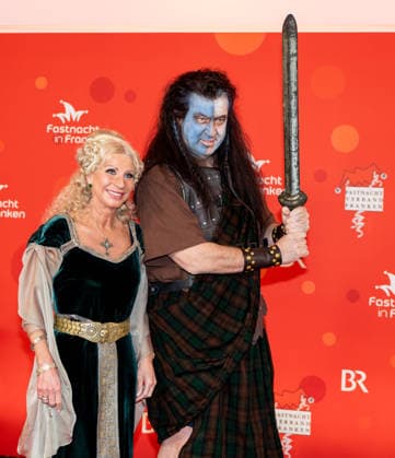 Im Bild: v.li. Frau Karin und Ministerpraesident Markus Soeder (CSU) ist als Braveheart unterwegs. Veitshoechheim, Mainfrankensaele, 06.02.2026, Fastnacht in Franken 2026 Copyright: HMBxMedia xJulienxBecker