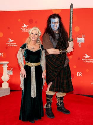 Im Bild: v.li. Frau Karin und Ministerpraesident Markus Soeder (CSU) ist als Braveheart unterwegs. Veitshoechheim, Mainfrankensaele, 06.02.2026, Fastnacht in Franken 2026 Copyright: HMBxMedia xJulienxBecker