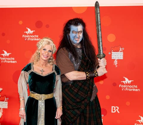 Im Bild: v.li. Frau Karin und Ministerpraesident Markus Soeder (CSU) ist als Braveheart unterwegs. Veitshoechheim, Mainfrankensaele, 06.02.2026, Fastnacht in Franken 2026 Copyright: HMBxMedia xJulienxBecker