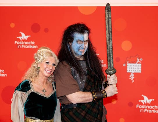 Im Bild: v.li. Frau Karin und Ministerpraesident Markus Soeder (CSU) ist als Braveheart unterwegs. Veitshoechheim, Mainfrankensaele, 06.02.2026, Fastnacht in Franken 2026 Copyright: HMBxMedia xJulienxBecker
