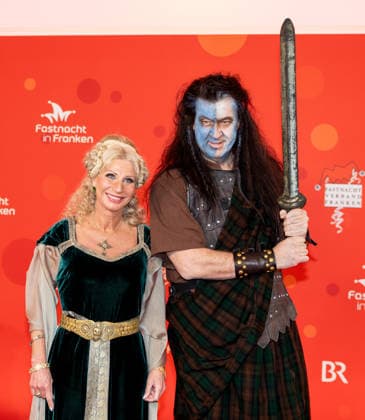 Im Bild: v.li. Frau Karin und Ministerpraesident Markus Soeder (CSU) ist als Braveheart unterwegs. Veitshoechheim, Mainfrankensaele, 06.02.2026, Fastnacht in Franken 2026 Copyright: HMBxMedia xJulienxBecker