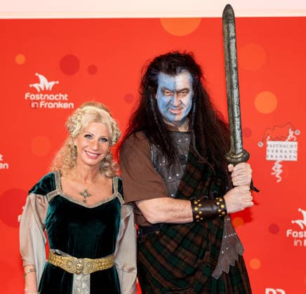 Im Bild: v.li. Frau Karin und Ministerpraesident Markus Soeder (CSU) ist als Braveheart unterwegs. Veitshoechheim, Mainfrankensaele, 06.02.2026, Fastnacht in Franken 2026 Copyright: HMBxMedia xJulienxBecker