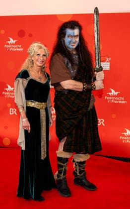 Im Bild: v.li. Frau Karin und Ministerpraesident Markus Soeder (CSU) ist als Braveheart unterwegs. Veitshoechheim, Mainfrankensaele, 06.02.2026, Fastnacht in Franken 2026 Copyright: HMBxMedia xJulienxBecker